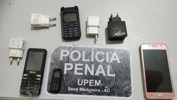 Suspeitos arremessam aparelhos celulares para dentro de presídio, em Sena Madureira